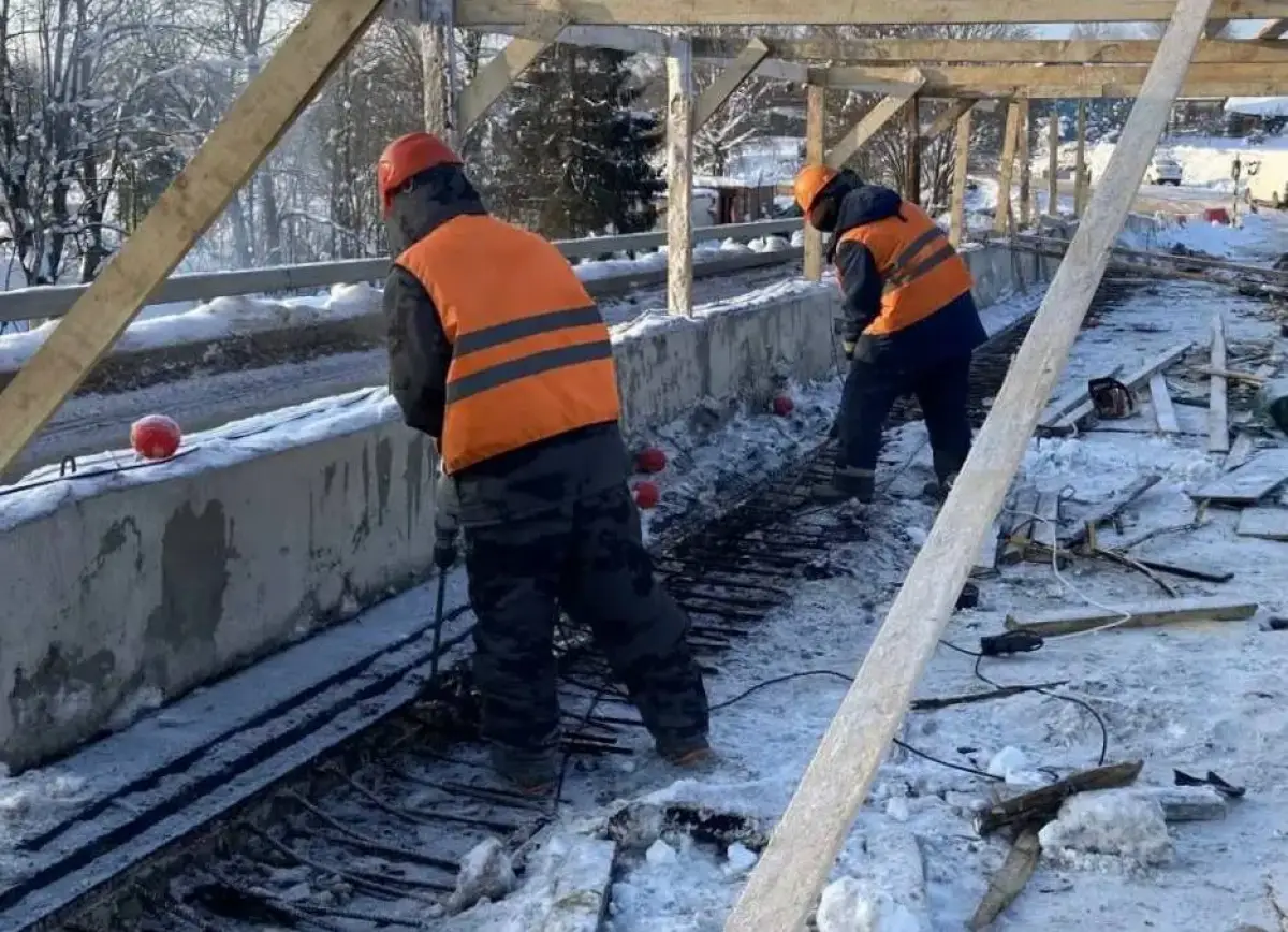 В Окуловском округе даже в мороз ремонтируют мост через Перетну