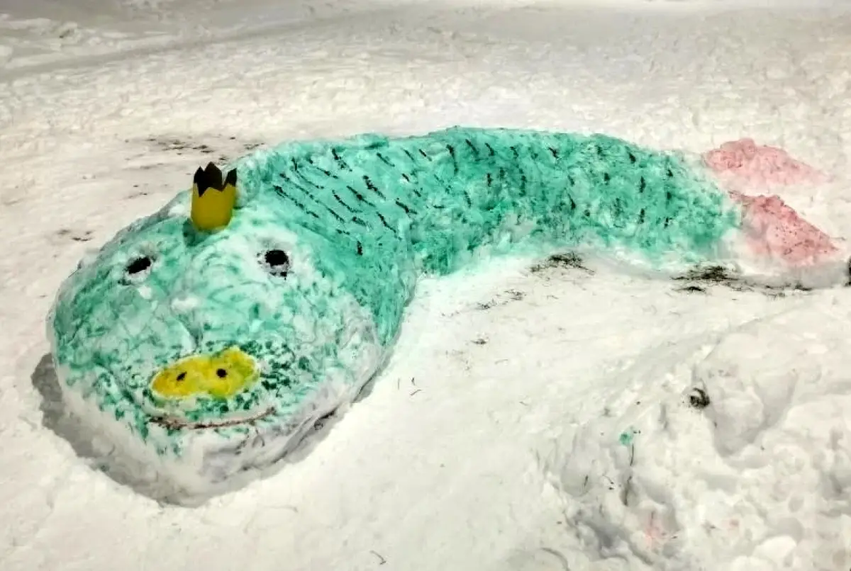 Детсадовцы из посёлка Волховец создали раскрашенные снежные скульптуры