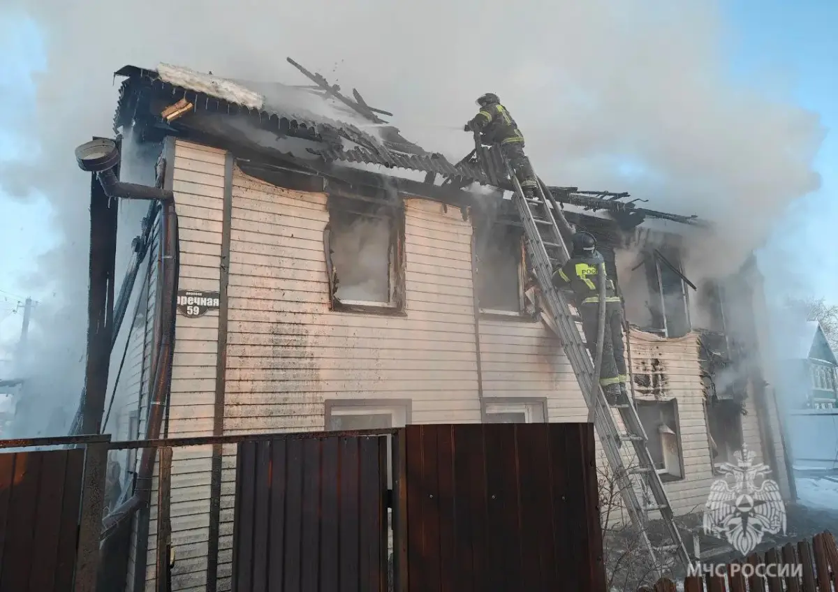 В Боровичском округе мужчина спас соседку из огня и сам пострадал