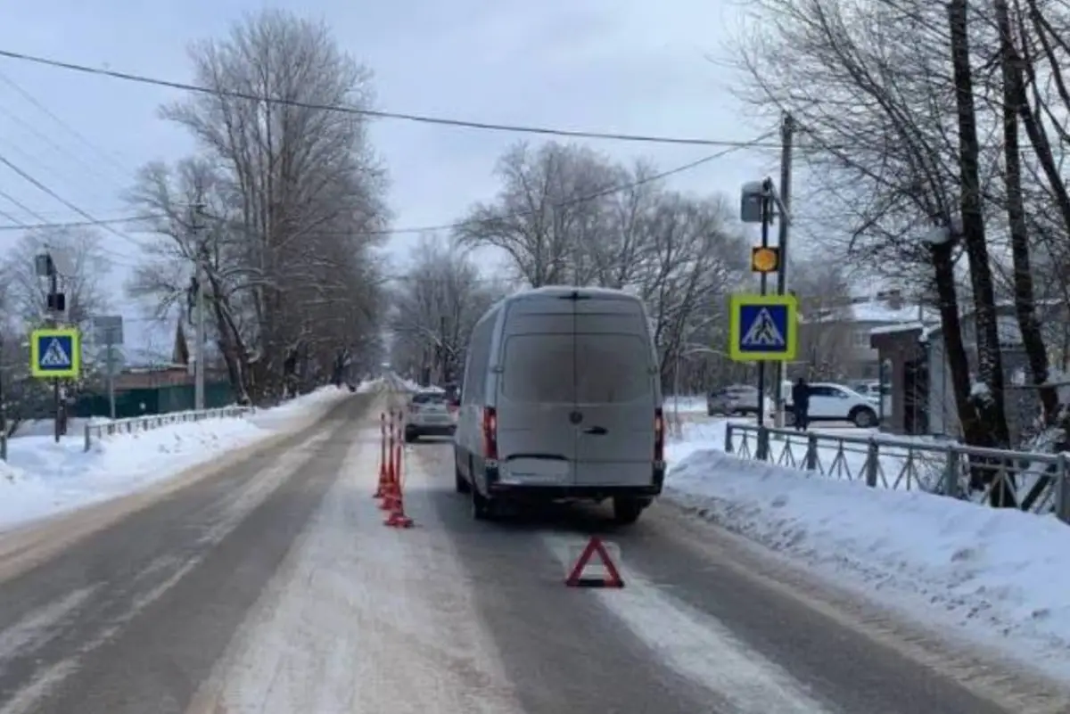 В Боровичах микроавтобус «Мерседес» сбил пенсионерку на пешеходном переходе