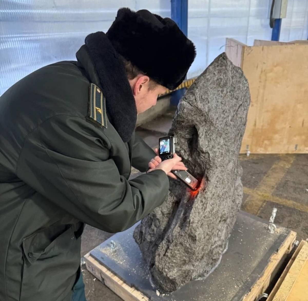 Крупный осколок метеорита пытались вывезти из нашей страны под видом скульптуры