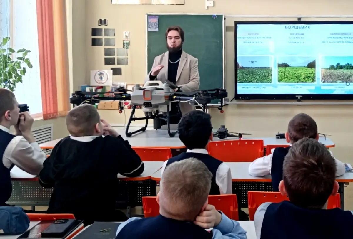 Юные парфинские аграрии узнали о применении БПЛА в сельском хозяйстве