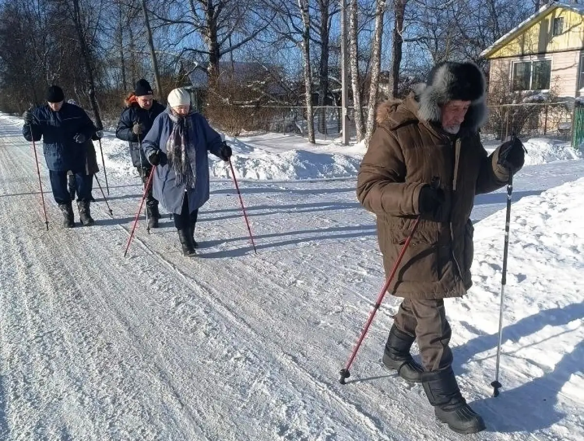 Пожилые подопечные Поддорского КЦСО занимаются скандинавской ходьбой