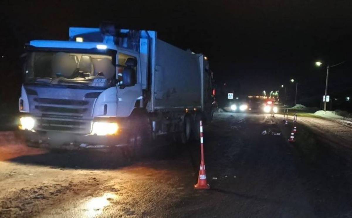 Мусоровоз насмерть сбил пешехода в Шимском округе