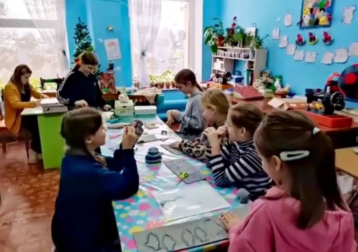 Юные мастерицы из Мошенского получили наборы ярких тканей от губернатора