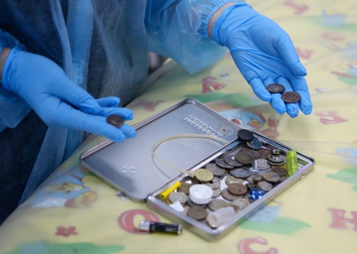 Новгородский врач показала коллекцию проглоченных детьми предметов