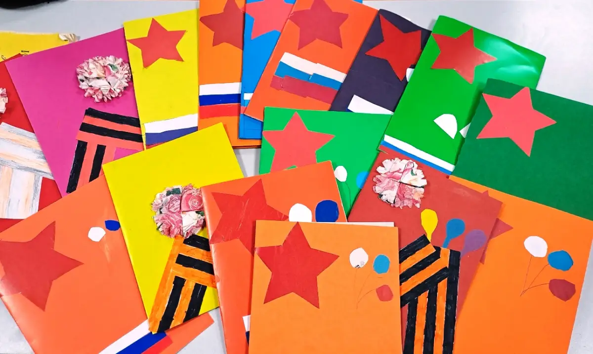 В зону СВО полетели добрые открытки от парфинских второклассников