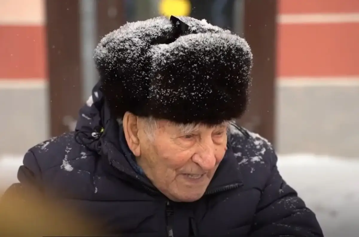 Новгородцы душевно поздравили ветерана Василия Крестьянинова со столетием