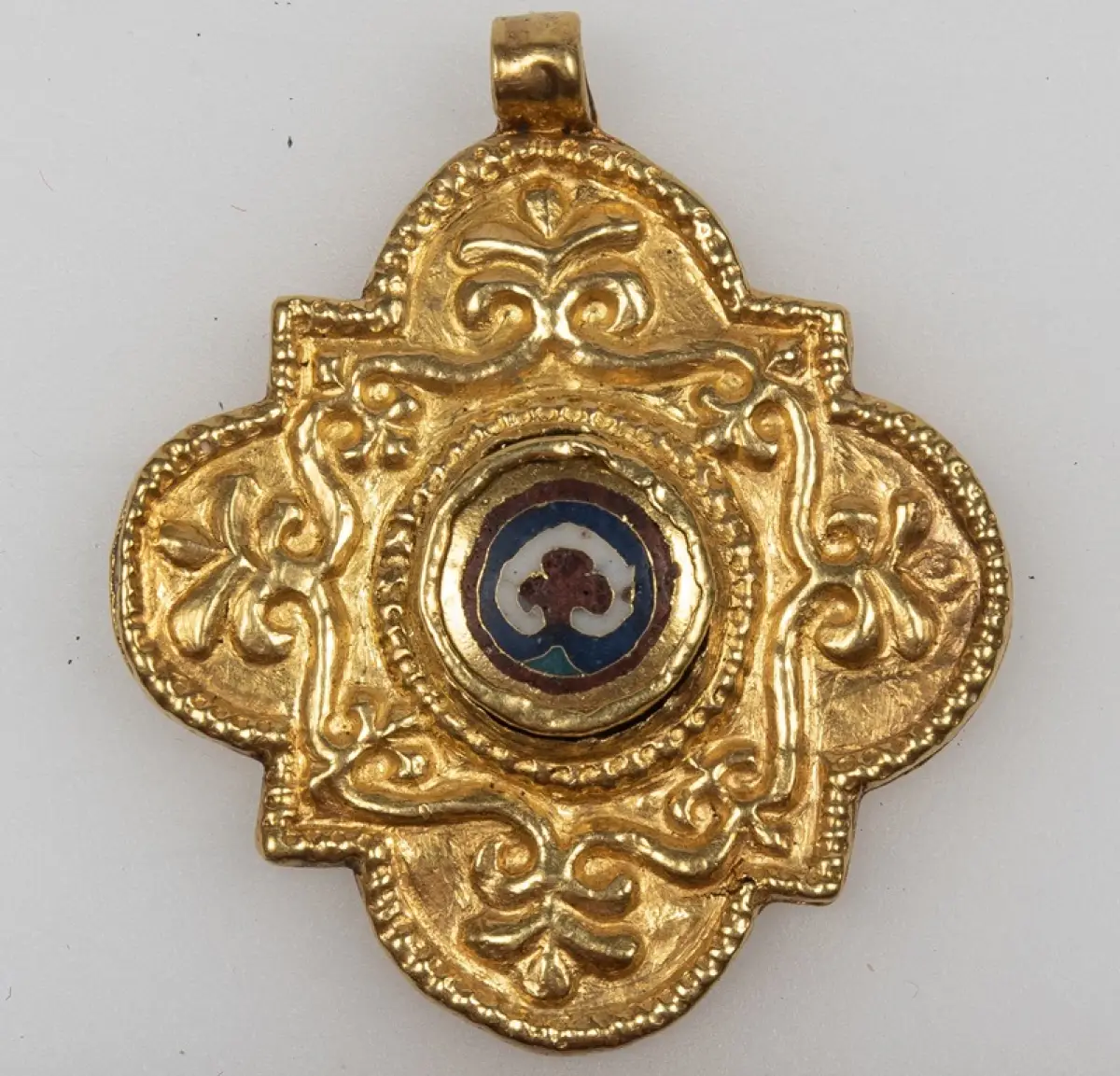 Новый драгоценный экспонат Новгородского музея изучили в Курчатовском институте