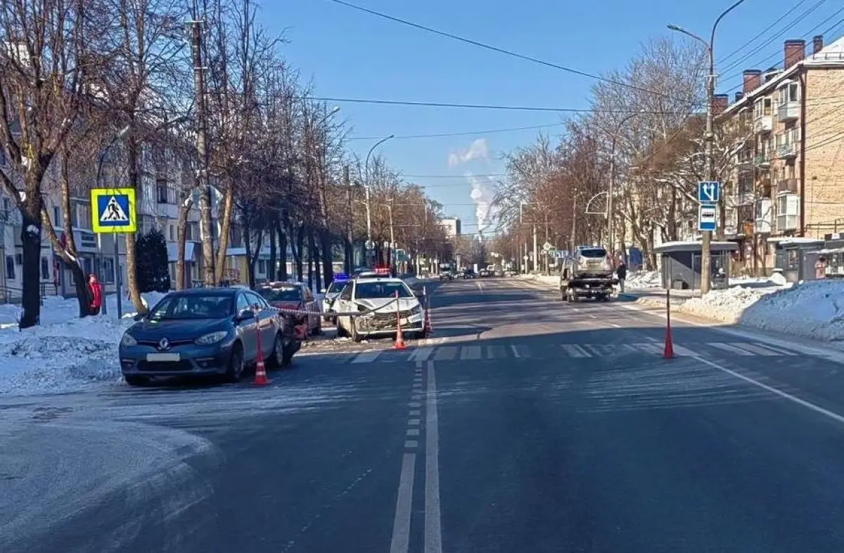 В Великом Новгороде пострадала девушка-пассажир «Лады», пережившей два удара