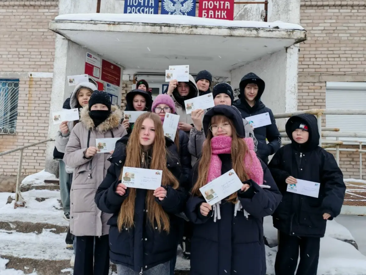 Шимские школьники поздравили родных с 23 февраля старым добрым способом