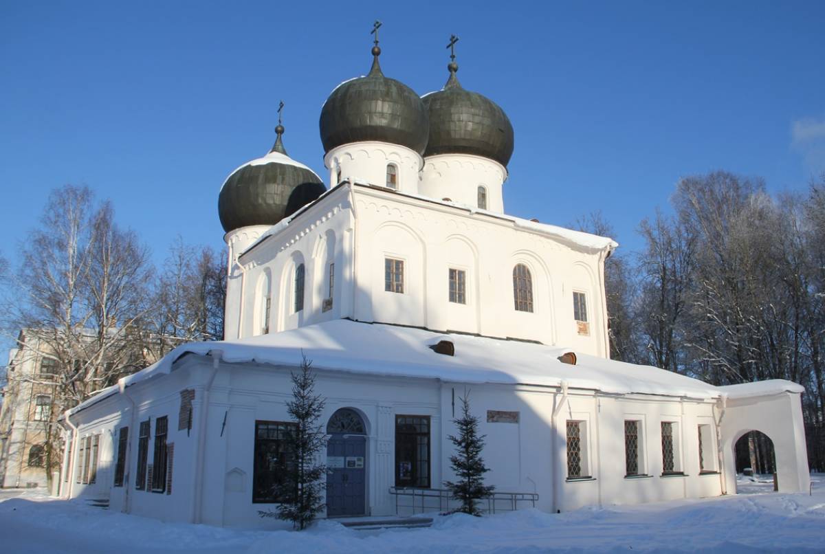 Василий Старорусский покоится у стен собора Рождества Богородицы Антониева монастыря