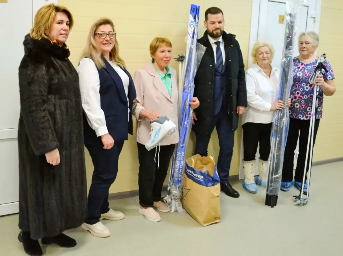 Серебряные спортсмены из Шимска получили беговые лыжи в подарок от губернатора