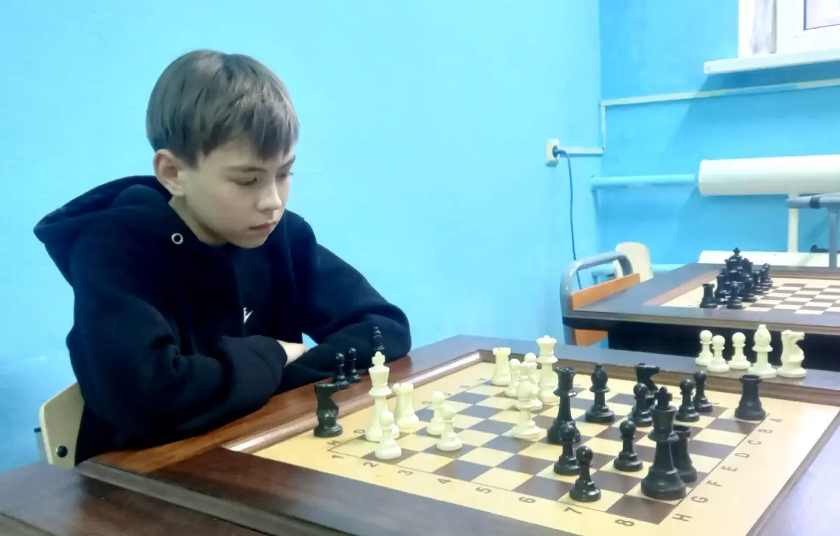Талантливому юному шахматисту из посёлка Парфино любовь к игре привил дедушка