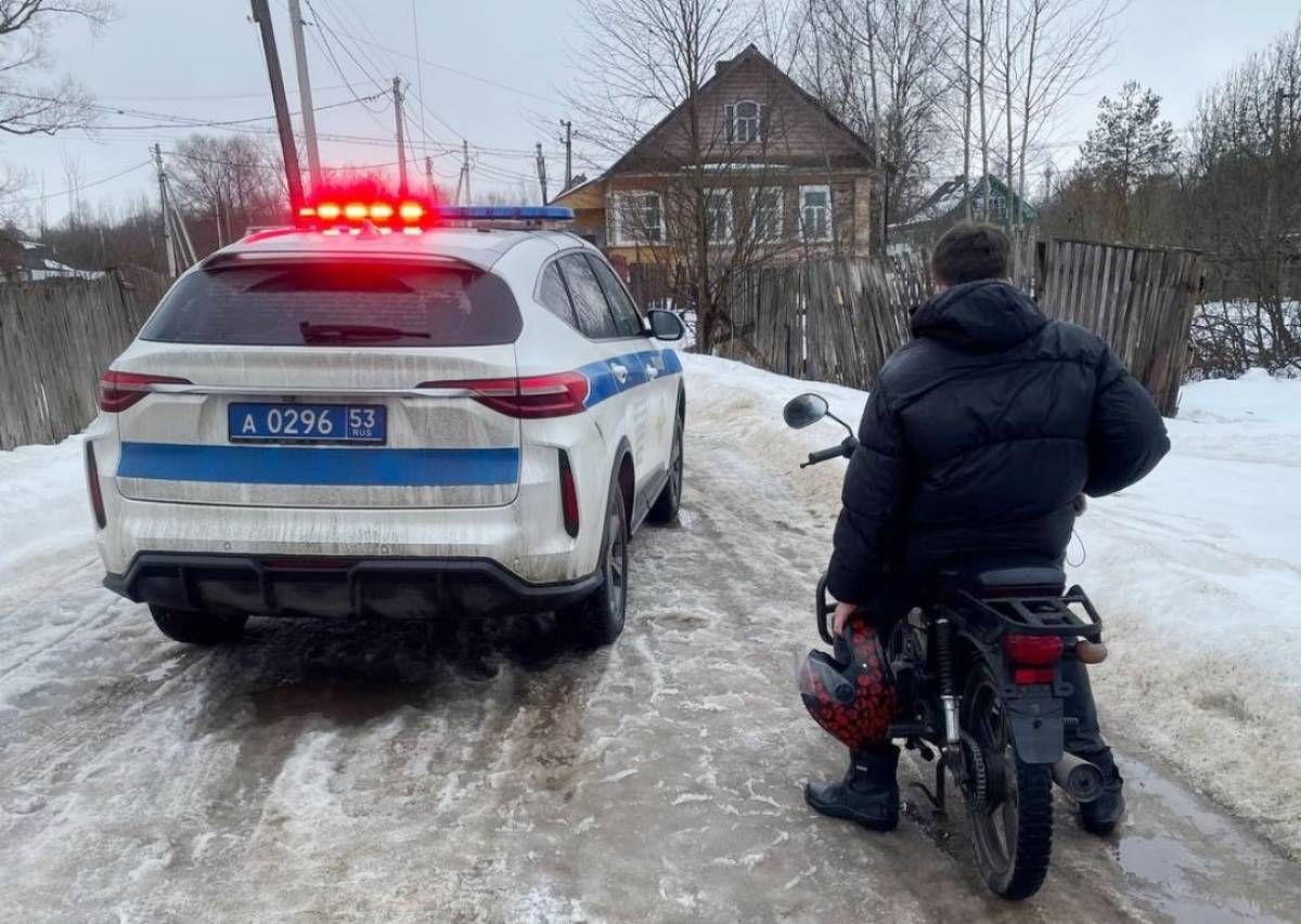 Подростки уже начали кататься на мотоциклах по новгородским дорогам