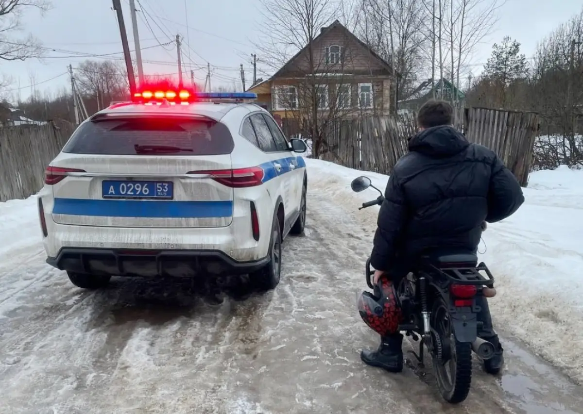 Подростки уже начали кататься на мотоциклах по новгородским дорогам