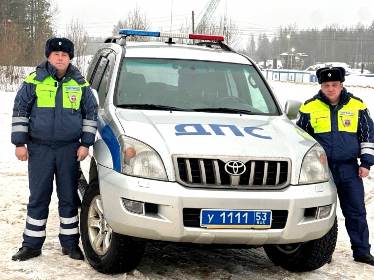 В Валдайском округе сотрудники ДПС пришли на помощь водителю из Петербурга