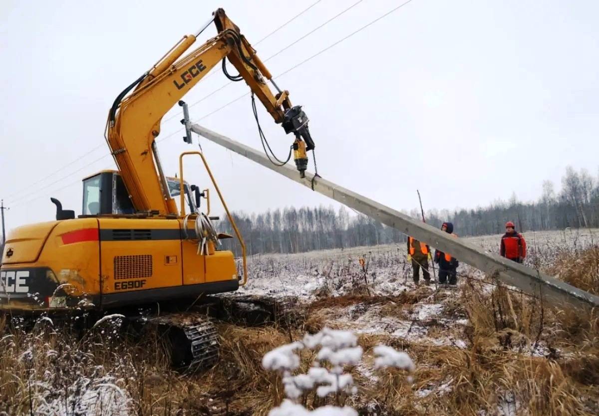Проводятся работы по реконструкции линии электропередачи в Батецком округе. Фото пресс-центра правительства региона