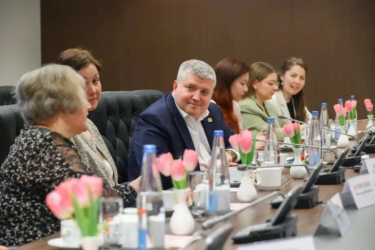 В преддверии 8 марта Александр Дронов пообщался с жительницами региона