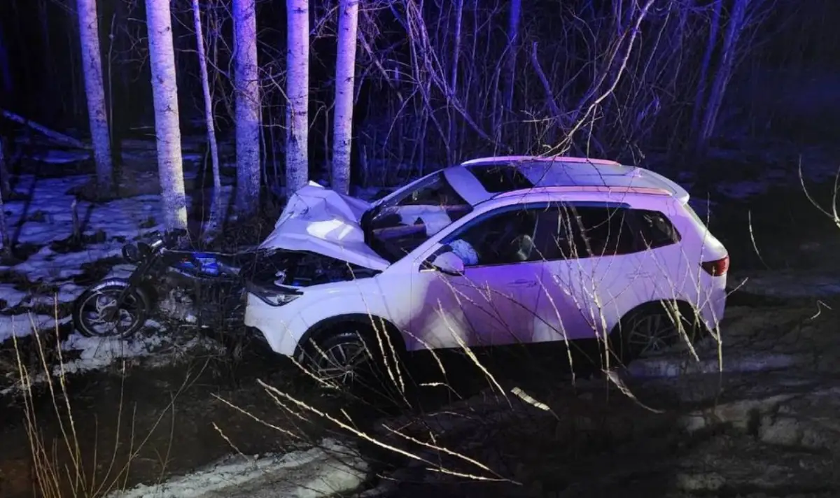 В Чудовском округе юноша и девушка на мопеде попали под колёса кроссовера