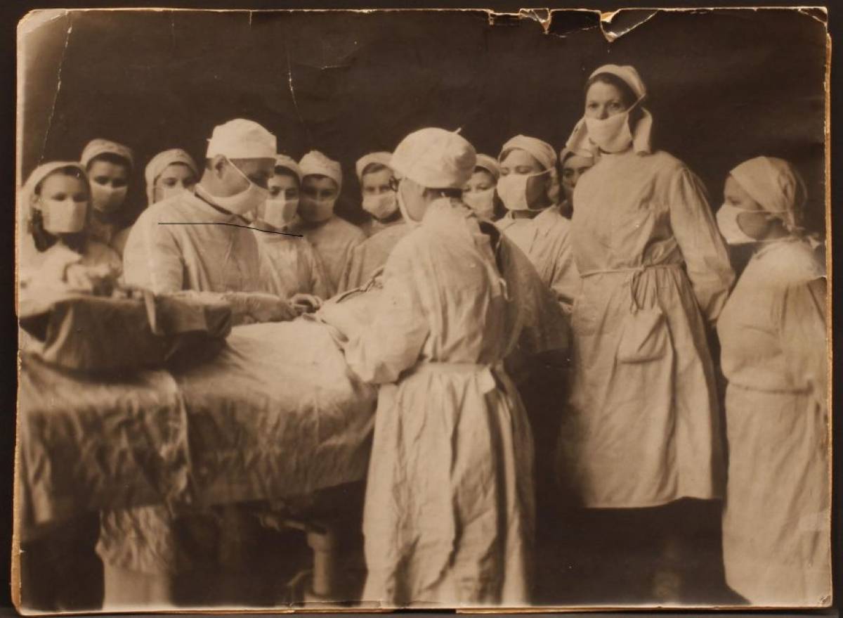 Фотография из собрания Новгородского музея-заповедника. Врачи и медсёстры за операционным столом. 1930-1940-е годы. Боровичский филиал.