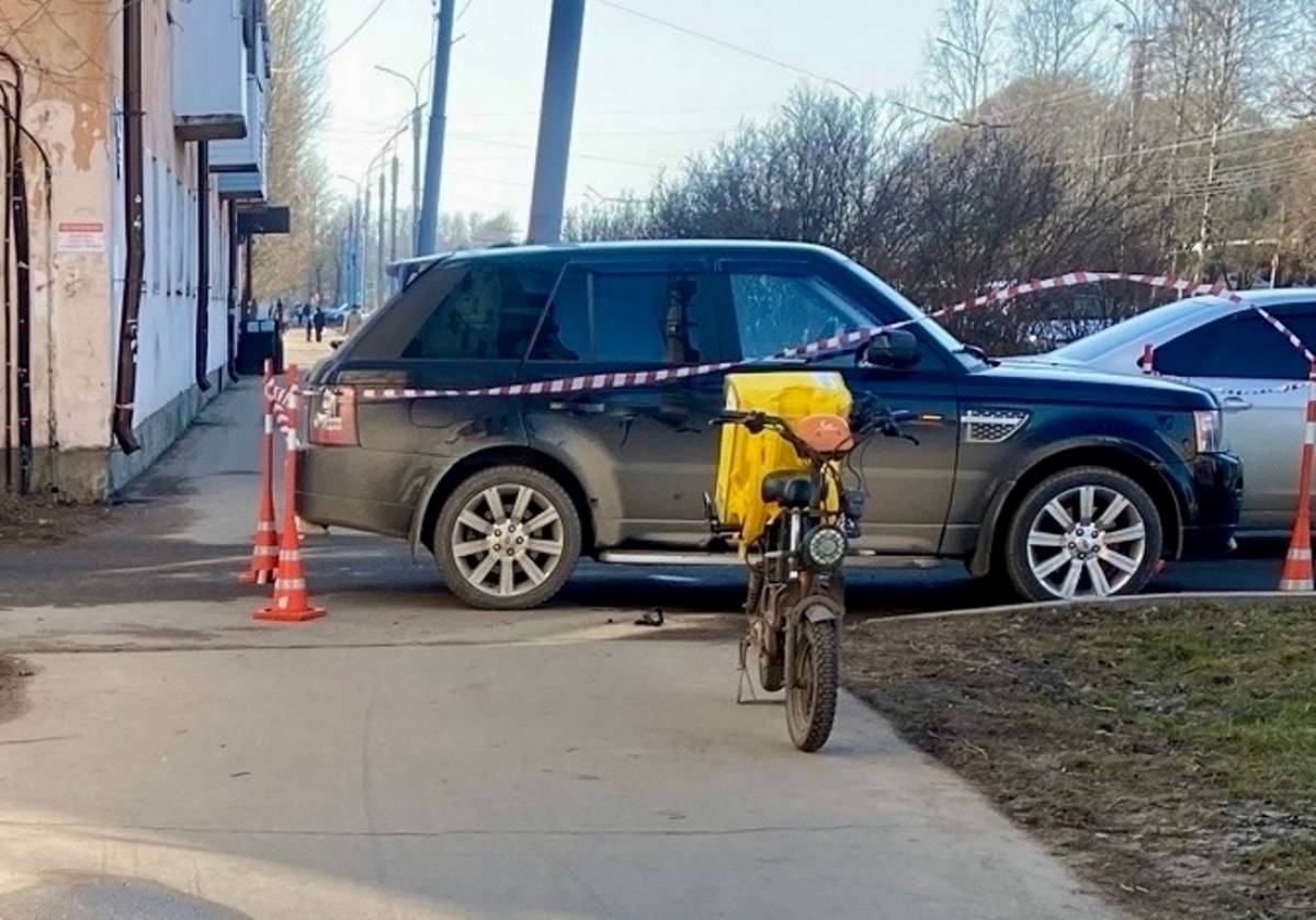 В Великом Новгороде автомобиль «Ленд Ровер» сбил электросамокатчицу