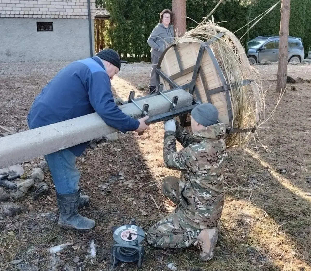 Жители деревни Шелонь приготовили для аистов комфортное жильё