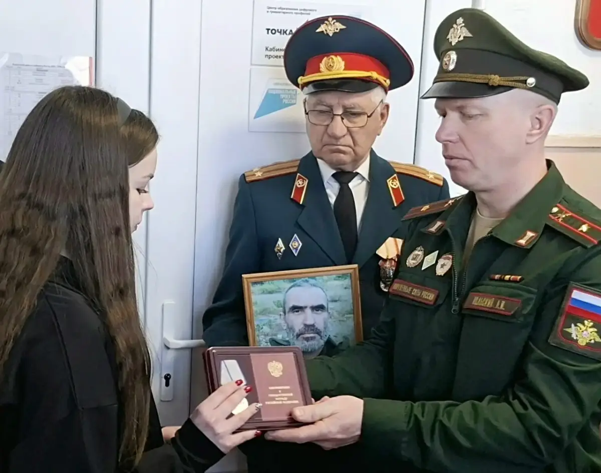 Школьнице из Демянского округа торжественно передали медаль отца «За отвагу»