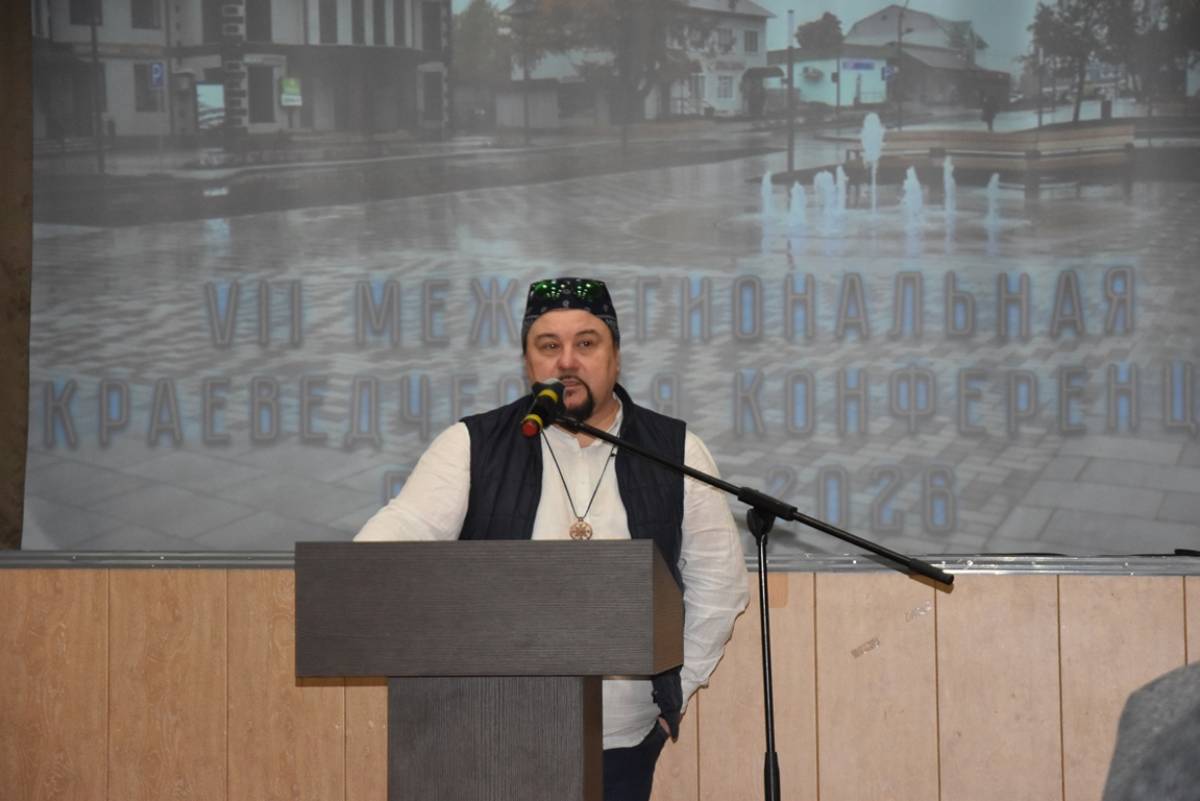 Выступает директор Пестовского музея Алексей Виноградов