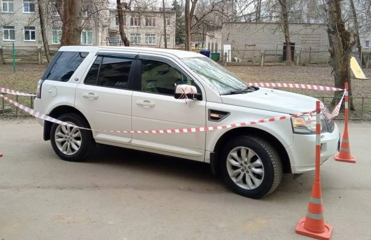 Новгородский подросток на самокате угодил под колёса «Ленд Ровера»