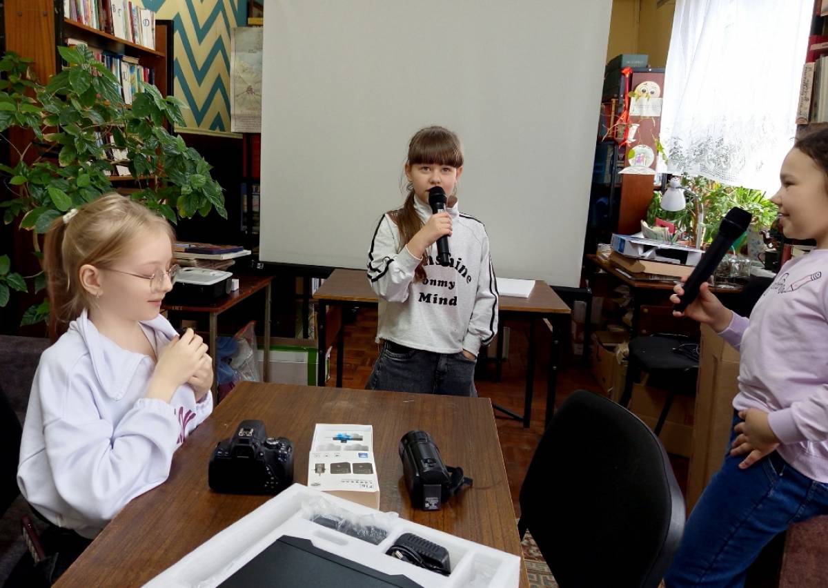 Фото Полавской сельской библиотеки. Дети осваивают новое оборудование