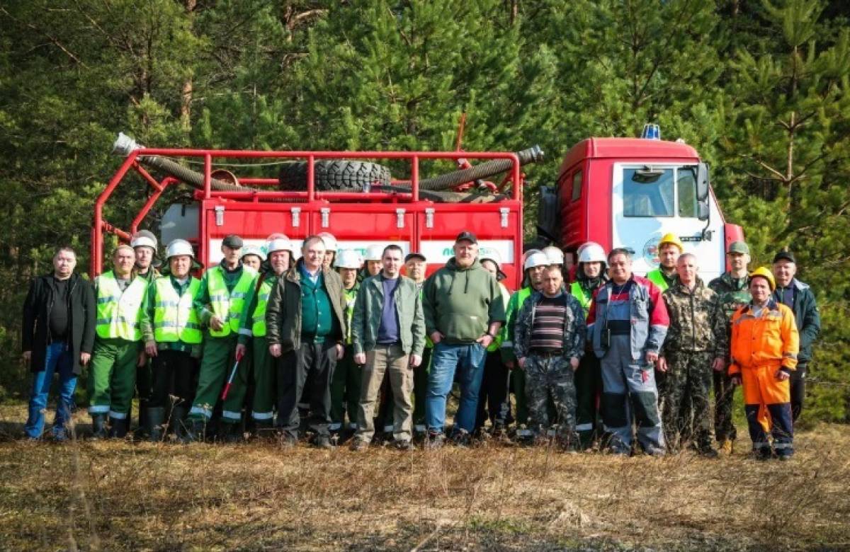 На фото минприроды плановая пожарно-техническая тренировка в Крестецком лесхозе.