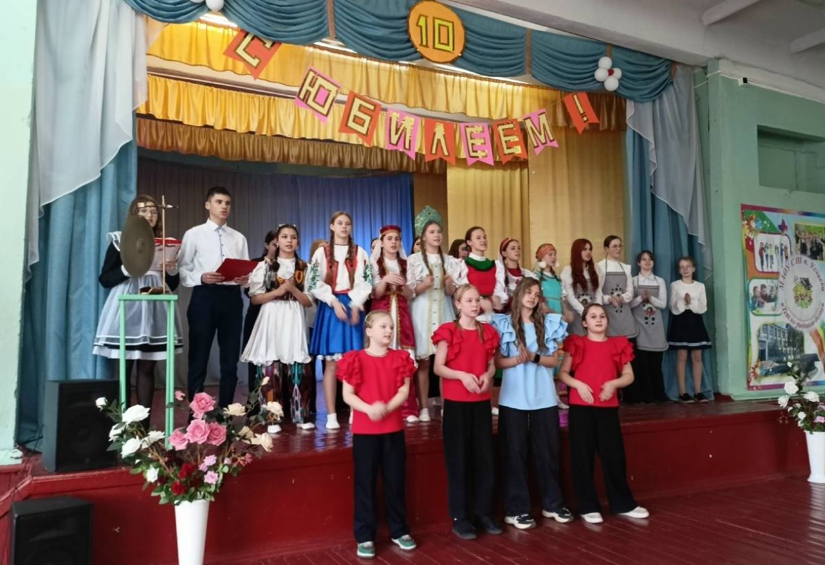 Юбилей Угловской школы отметили необычной конференцией с ярким финалом