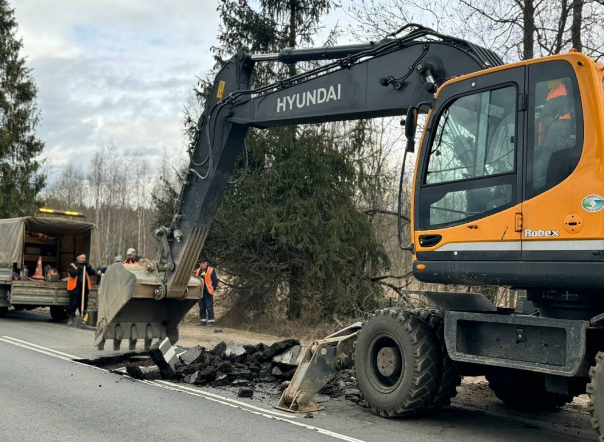В Новгородском округе восстанавливают пострадавшую от большегрузов дорогу