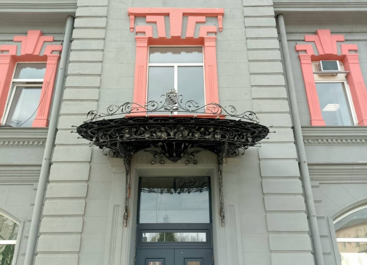 Кованое кружево заняло своё место на фасаде дома Курженковых в Малой Вишере