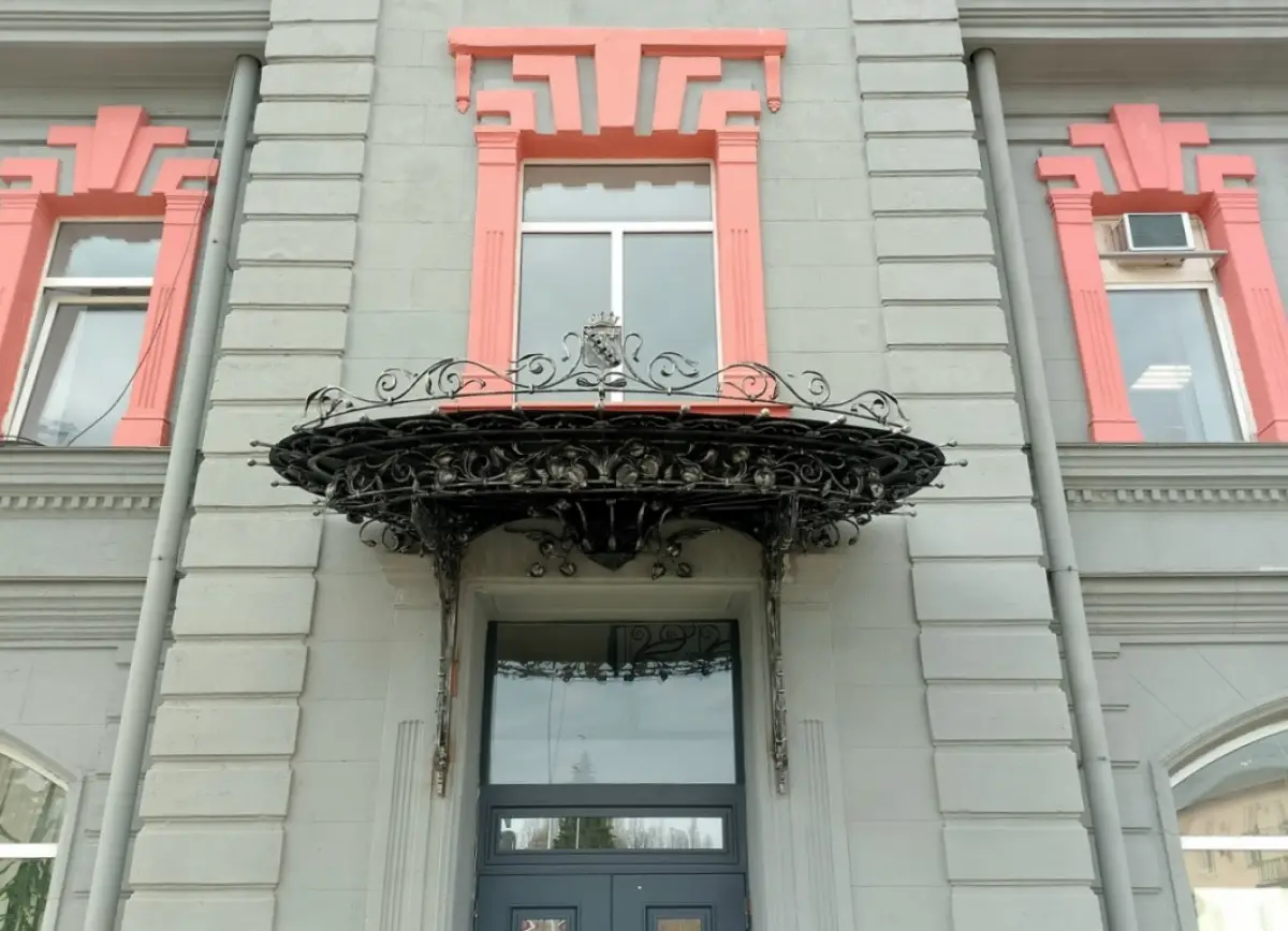 Кованое кружево заняло своё место на фасаде дома Курженковых в Малой Вишере