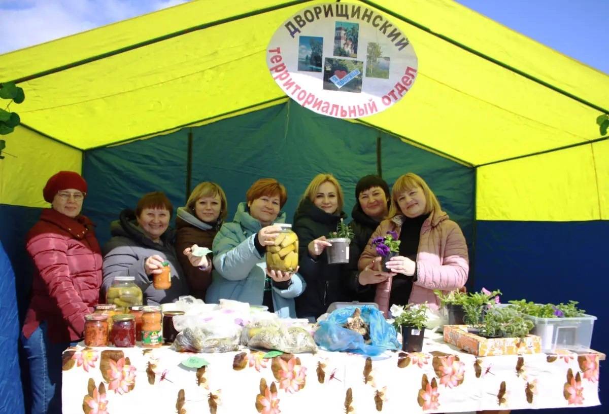 Весенняя ярмарка в Хвойной в 2005 году, фото Анны Звонцовой