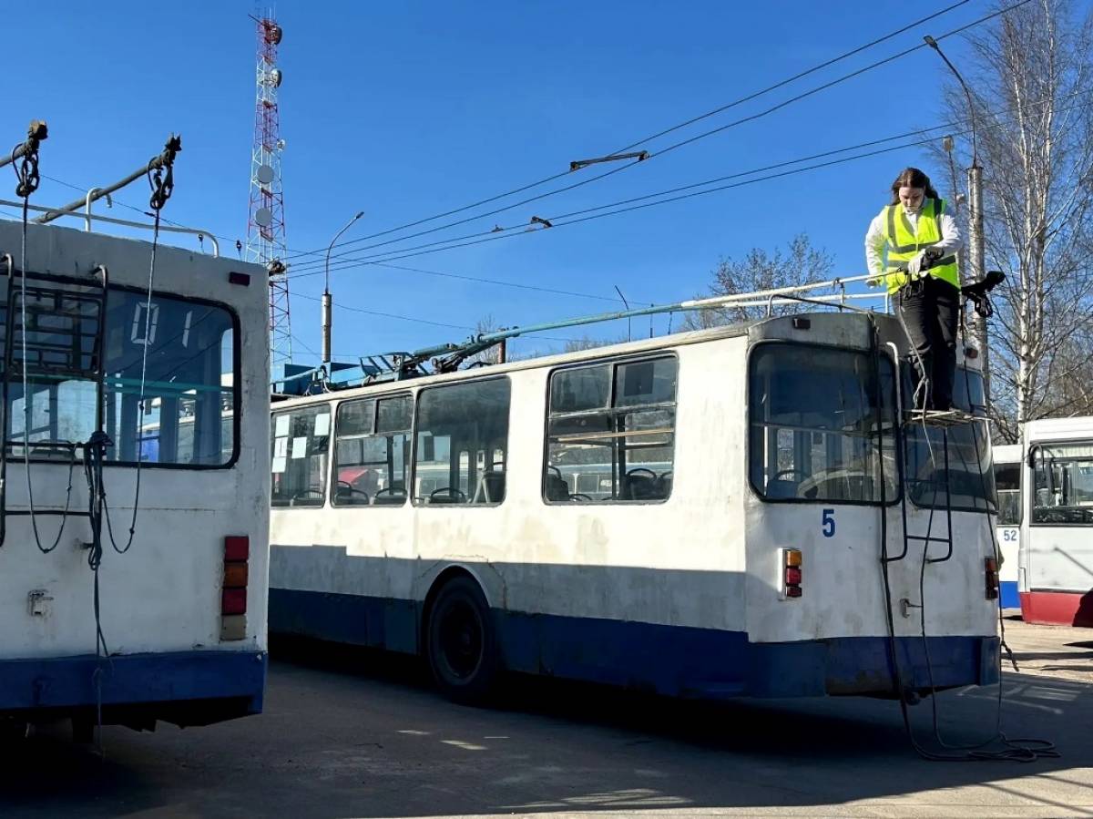 23-летняя девушка с удовольствием водит троллейбус в Великом Новгороде