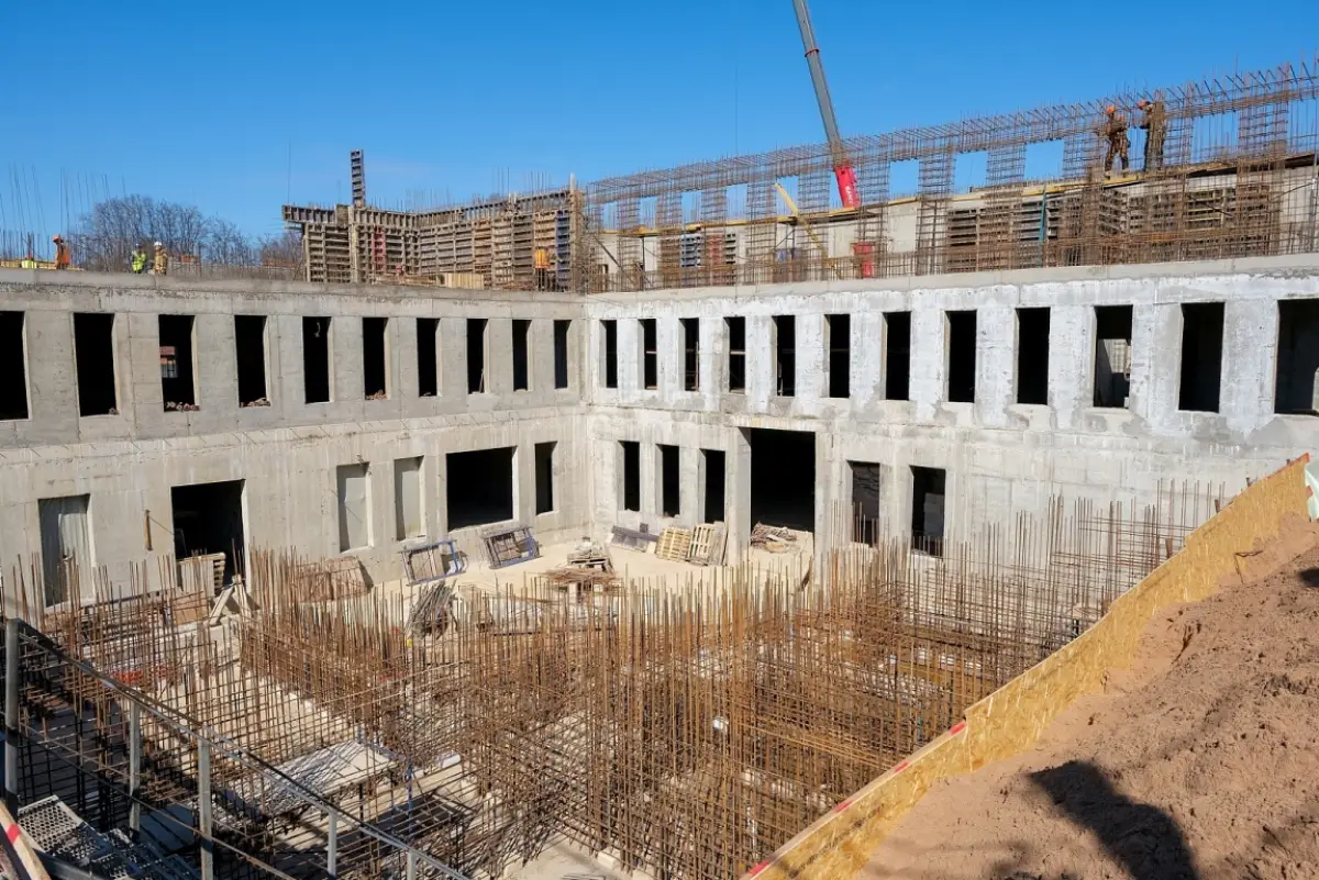 Александр Дронов посетил строительную площадку Центра имени академика Янина