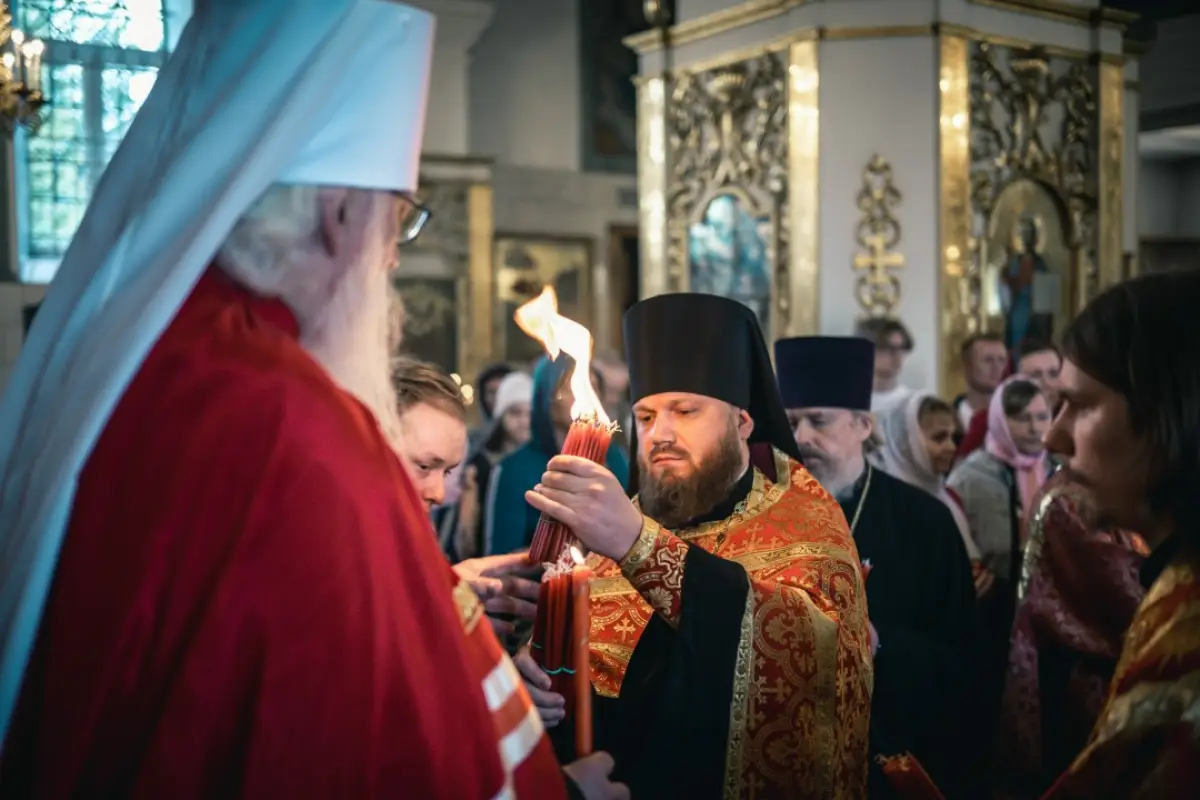 В Новгородскую епархию прибыл Благодатный Огонь из Иерусалима