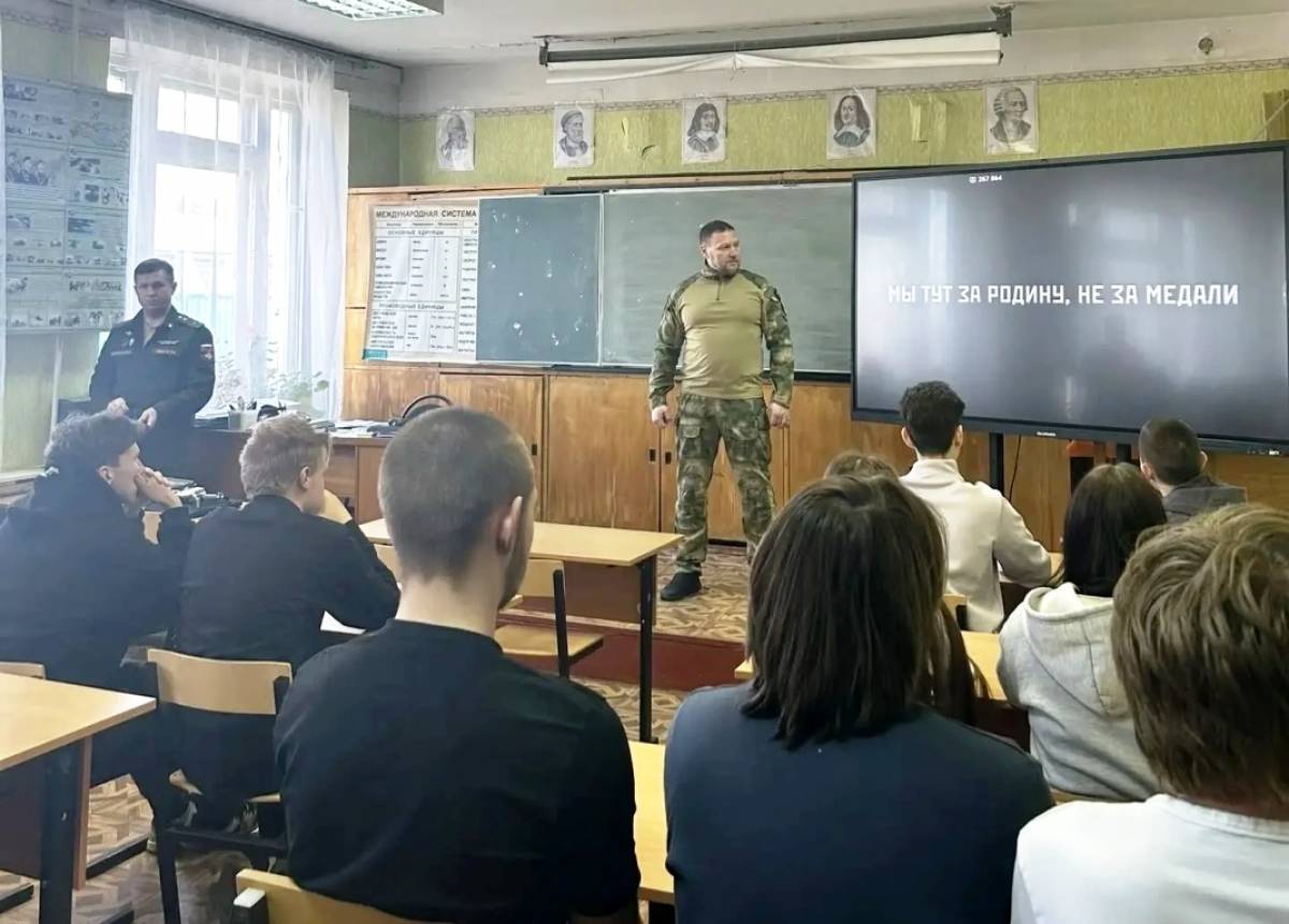 Ветеран СВО Андрей Павлов провёл «Урок мужества» в посёлке Крестцы