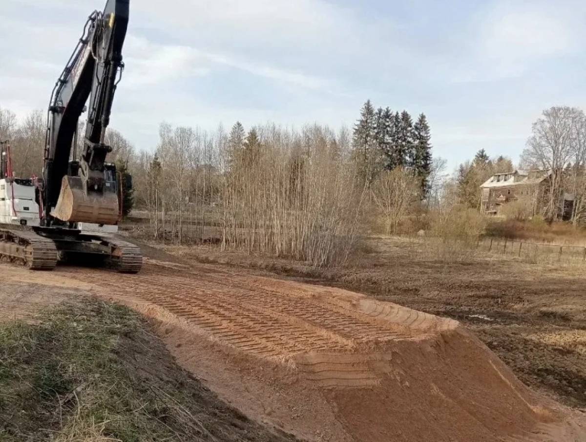 В Батецком округе начались работы на аварийном мосту через речку Удрайка