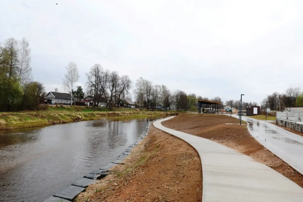 В посёлке Демянск благоустраивают набережную реки Явонь