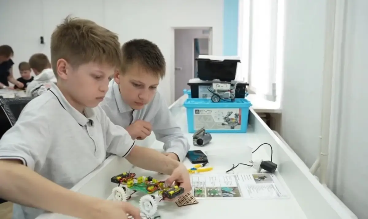 Юные жители Демянска увлечённо осваивают робототехнику