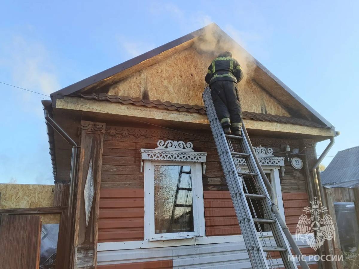 На фото МЧС: пожар в Боровичах