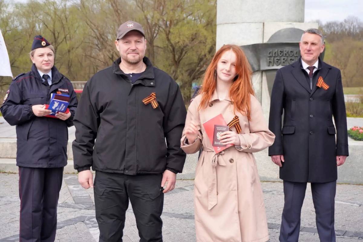 Ветеран СВО вручил паспорта юным новгородцам в День воинской славы России