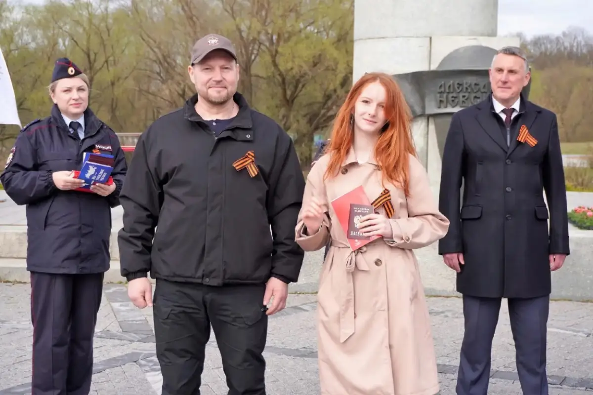 Ветеран СВО вручил паспорта юным новгородцам в День воинской славы России