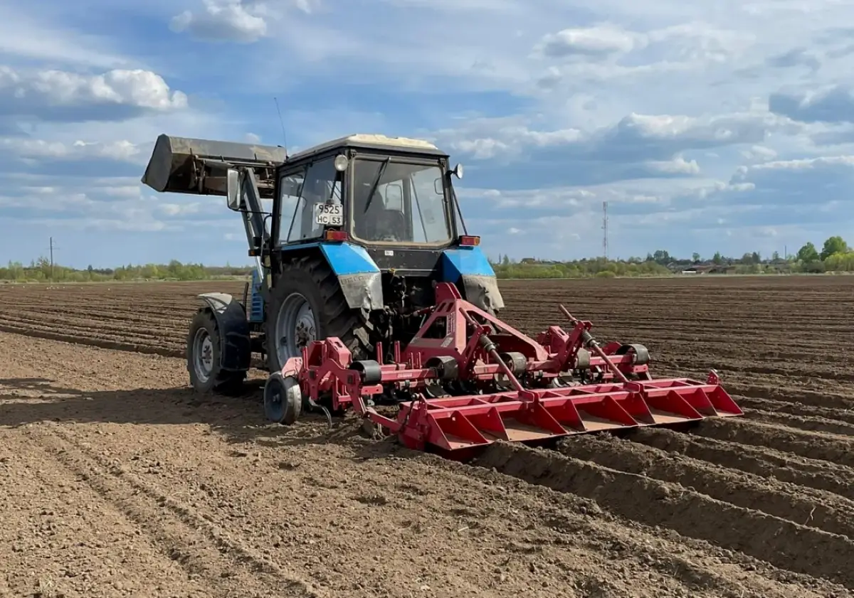 Весенние полевые работы на Новгородчине стартовали на две недели раньше