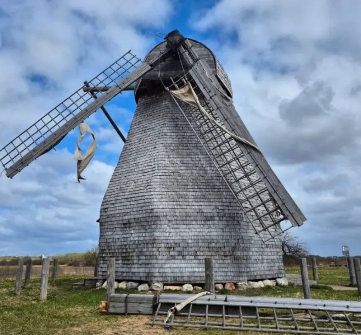 Ветер серьёзно повредил старинную мельницу в музее «Витославлицы»
