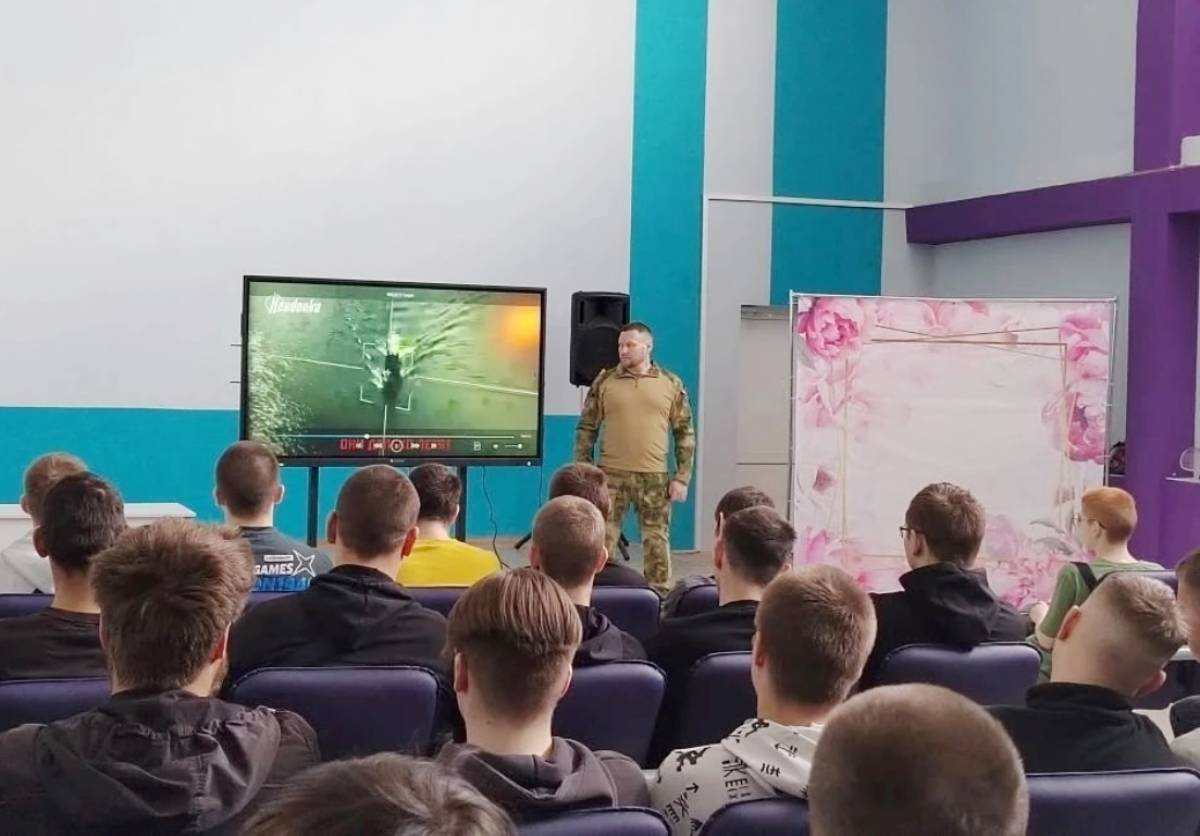 Ветеран СВО Андрей Павлов встретился со студентами Чудовского техникума